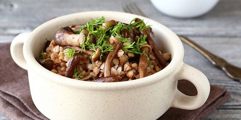Boekweitpap met champignons voor de lunch in het gezonde voedingsmenu